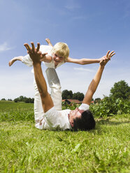 Vater spielt mit Sohn, im Freien - WESTF06060