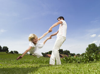 Father playing with son, outdoors - WESTF06057