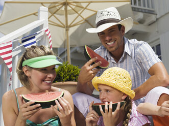 Familie isst Wassermelone - WESTF06017
