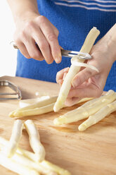 Man peeling asparagus, close-up - THF00611