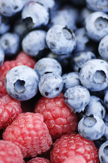 Blue berries and raspberries, close-up - 00315LR-U