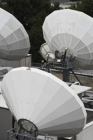 Satellitenschüsseln, Nahaufnahme, lizenzfreies Stockfoto