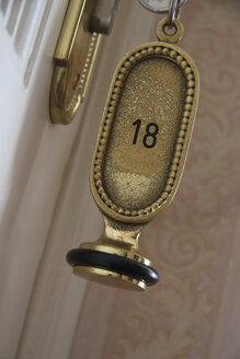 Hotelschlüssel in einer Zimmertür, Nahaufnahme - TL00204