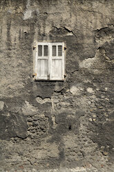 Frankreich, Fenster mit weißen Fensterläden - TC00250