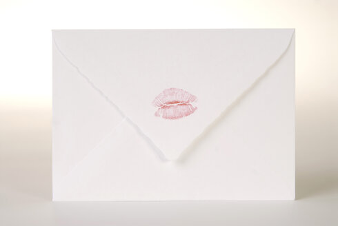 Umschlag mit Lippenstiftkuss, Nahaufnahme - NHF00556