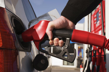 Man refuelling car, close-up - NHF00547