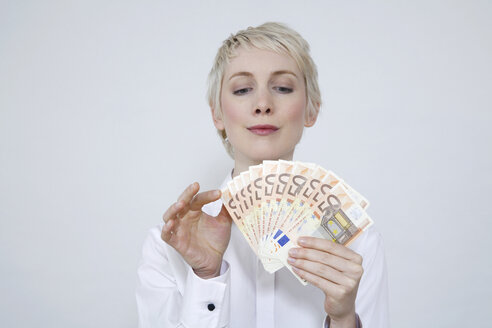 Junge Frau mit Geld in der Hand, Porträt - TCF00185