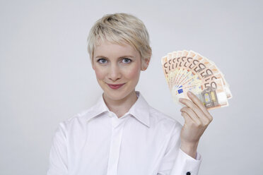 Junge Frau mit Geld in der Hand, Porträt - TCF00184