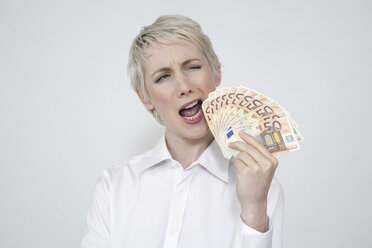 Junge Frau mit Geld in der Hand, Porträt - TCF00182