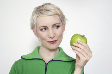 Junge Frau mit Apfel in der Hand, Porträt - TCF00139