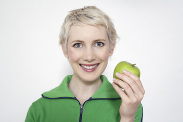 Junge Frau mit Apfel in der Hand, Porträt - TCF00138