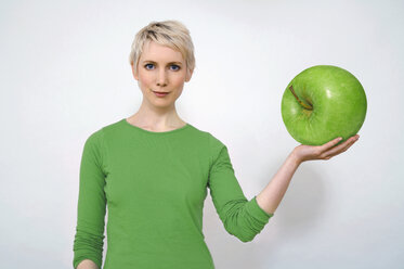 Frau hält Apfel, Nahaufnahme - TCF00134