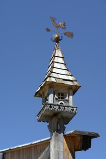 Italien, Südtirol, Vogelhaus mit Wetterfahne, Nahaufnahme - GNF00932