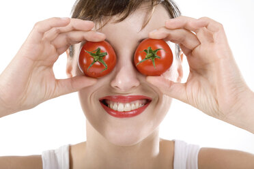 Frau, Augen mit Tomaten bedeckt, Nahaufnahme - MAEF00518