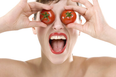 Frau, Augen mit Tomaten bedeckt, Nahaufnahme - MAEF00514