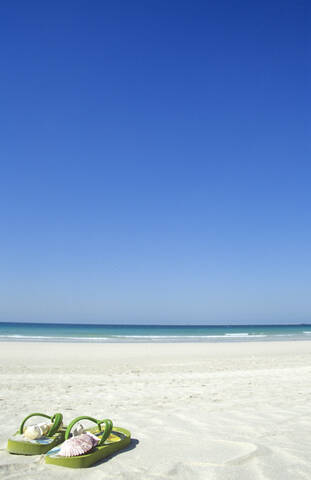 VAE, Dubai, Jumeirah Beach, Muscheln in Badeschuhen, lizenzfreies Stockfoto