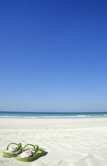 VAE, Dubai, Jumeirah Beach, Muscheln in Badeschuhen - LF00117