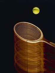 Tennisball und Schläger, Nahaufnahme - MRF00946