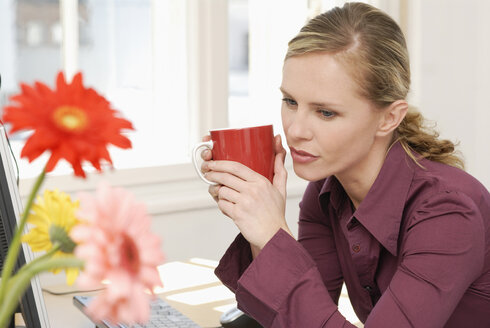 Woman sitting in office, thinking - VRF00051