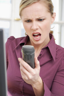 Woman shouting in telephone, close-up - VRF00048