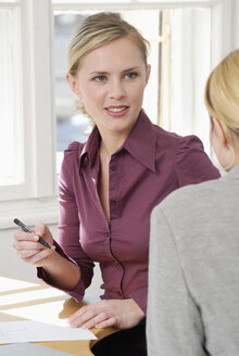 Geschäftsfrauen im Büro, im Gespräch - VRF00043