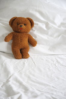 Teddybär auf Bettdecke, Nahaufnahme - TLF00231