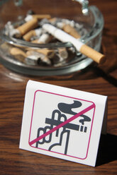 Full ashtray behind no smoking sign, close-up - TL00262