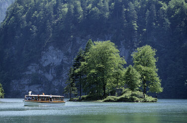 Deutschland, Bayern, Berchtesgadener Land, Touristenschiff auf dem Königssee - FFF00820