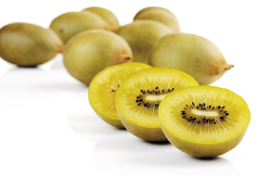 Whole and halved kiwi fruits, close-up - 07348CS-U