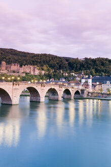 Deutschland, Heidelberg, Stadtansicht mit alter Brücke und Schloss - MSF02191