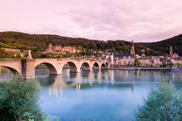 Deutschland, Heidelberg, Stadtansicht mit alter Brücke und Schloss - MSF02190