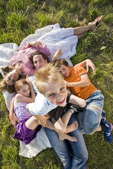 Familie auf der Wiese liegend - LDF00552