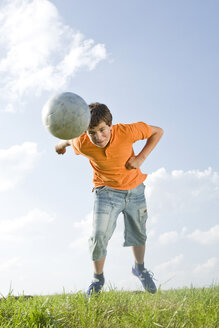 Junge spielt Fußball - LDF00547