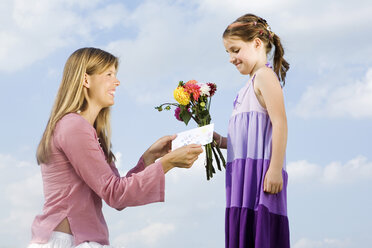 Mutter und Tochter, Mädchen hält einen Blumenstrauß - LDF00542