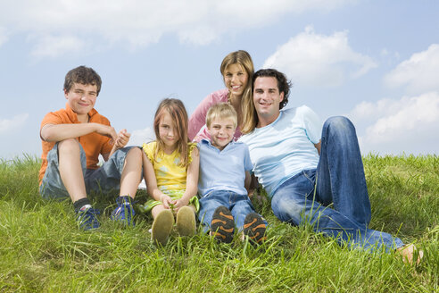 Familie auf der Wiese sitzend - LDF00531