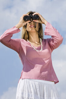 Frau mit Fernglas, Nahaufnahme - LDF00522