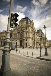 France, Paris, traffic light and Pavillion de Marsan - MS02181