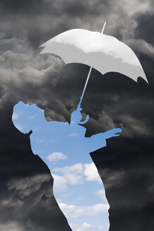 Mann hält Regenschirm - IYF00001