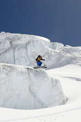 Österreich, Tirol, Pitztal Mann beim Snowbording auf Gletscher - FFF00831