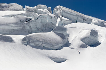 Österreich, Tirol, Pitztal Mann beim Snowbording auf Gletscher - FFF00830