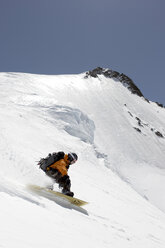 Austria, Tyrol, Pitztal man snowboarding on glacier - FFF00829