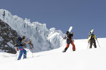 Österreich, Tirol, Pitztal, Menschen auf Skitour - FFF00828