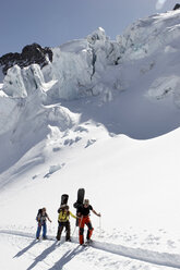 Österreich, Tirol, Pitztal, Menschen auf Skitour - FFF00827