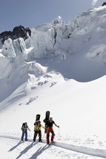 Austria, Tyrol, Pitztal, people on skitour - FFF00827
