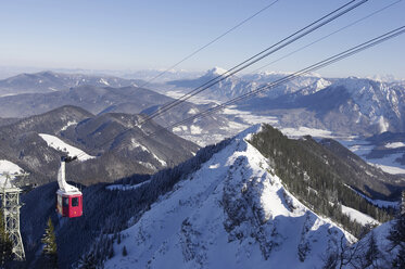 Deutschland, Bayern, Hochfelln, Berglandschaft mit Skilift - FFF00824