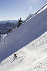 Deutschland, Bayern, Hochfelln, Mann beim Skifahren in den Bergen - FFF00823