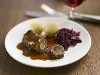 Roulade with red cabbage and dumplings, close-up - KSW00057
