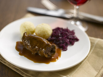 Roulade with red cabbage and dumplings, close-up - KSW00056