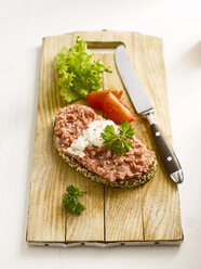 Brotscheibe mit Hackfleisch und Messer auf Schneidebrett, Nahaufnahme - KSW00042