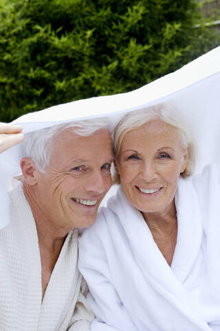 Deutschland, Porträt eines älteren Ehepaars im Spa, Nahaufnahme, lizenzfreies Stockfoto